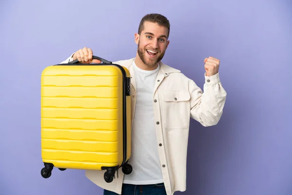 Jonge Knappe Blanke Man Geïsoleerd Paarse Achtergrond Vakantie Met Reiskoffer — Stockfoto