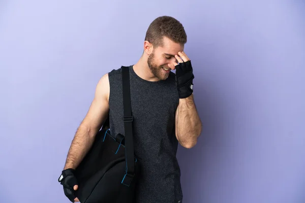 Giovane Uomo Sportivo Con Borsa Sportiva Isolata Sfondo Bianco Ridendo — Foto Stock