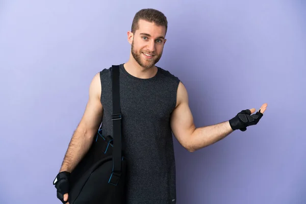 Joven Deportista Con Bolsa Deporte Aislada Sobre Fondo Blanco Extendiendo — Foto de Stock