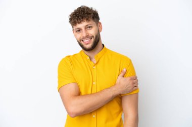 Beyaz arka planda izole edilmiş yakışıklı beyaz adam gülüyor.