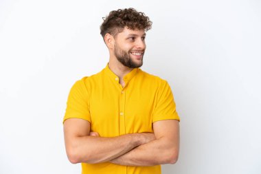 Beyaz arka planda izole edilmiş yakışıklı beyaz adam mutlu ve gülümsüyor.