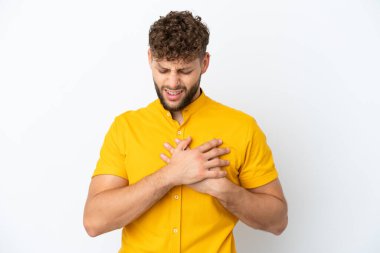 Beyaz arka planda izole edilmiş beyaz, yakışıklı beyaz bir adam. Kalbinde ağrı var.