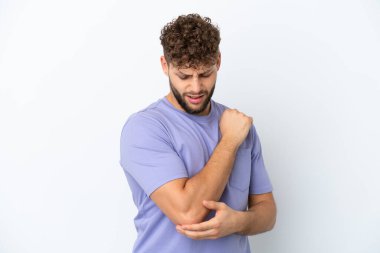 Beyaz arka planda izole edilmiş, dirsek ağrısı olan yakışıklı beyaz bir adam.