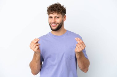 Beyaz arka planda soyutlanmış yakışıklı beyaz bir adam para hareketi yapıyor.