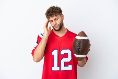 Beyaz arka planda ragbi oynayan beyaz saçlı genç bir adam baş ağrısıyla izole edilmiş.