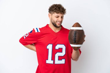 Beyaz arka planda ragbi oynayan beyaz tenli genç bir adam gayret gösterdiği için sırt ağrısından muzdarip.