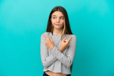 İzole edilmiş mavi arka planda küçük bir kız. Yan taraftakilerin şüpheleri olduğunu gösteriyor.