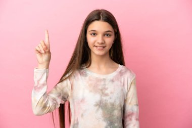 Pembe arka planda küçük bir kız harika bir fikre işaret ediyor.