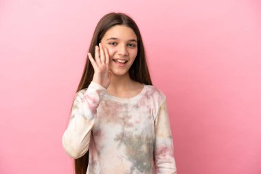 Küçük kız pembe arka planda, ağzı açık bağırıyor.