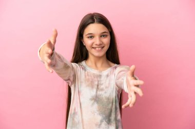 Soyutlanmış pembe arka planda küçük bir kız sunar ve davet eder.