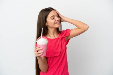 Çilekli milkshake ile izole edilmiş beyaz arka planda gülümseyen küçük kız.