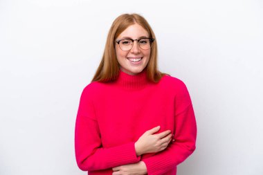 Genç kızıl saçlı kadın, beyaz arka planda izole edilmiş, gülümsüyor.