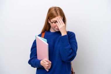 Genç, kızıl saçlı, yorgun ve hasta bir ifadeyle beyaz arka planda izole edilmiş bir kadın.