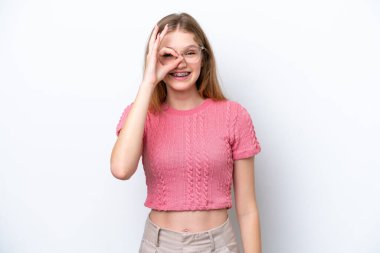 Beyaz arka planda izole edilmiş genç Rus kız parmaklarıyla işaret veriyor.
