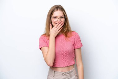 Genç Rus kız beyaz arka planda izole edilmiş mutlu ve gülümsüyor.