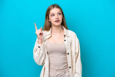 Genç Rus kız mavi arka planda izole edilmiş.