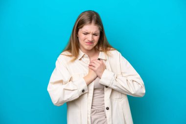 Genç Rus kız mavi arka planda izole edilmiş, kalbinde bir ağrı var.