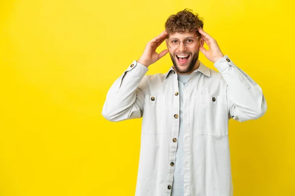 Jonge Knappe Blanke Man Geïsoleerd Gele Achtergrond Met Verrassingsuitdrukking — Stockfoto