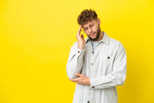 Junge Schöne Kaukasische Mann Isoliert Auf Gelbem Hintergrund Mit Kopfschmerzen — Stockfoto