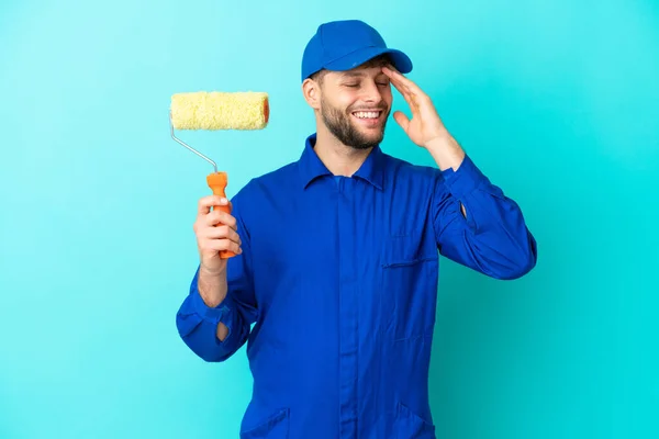 Pintor Caucásico Hombre Aislado Sobre Fondo Azul Sonriendo Mucho — Foto de Stock