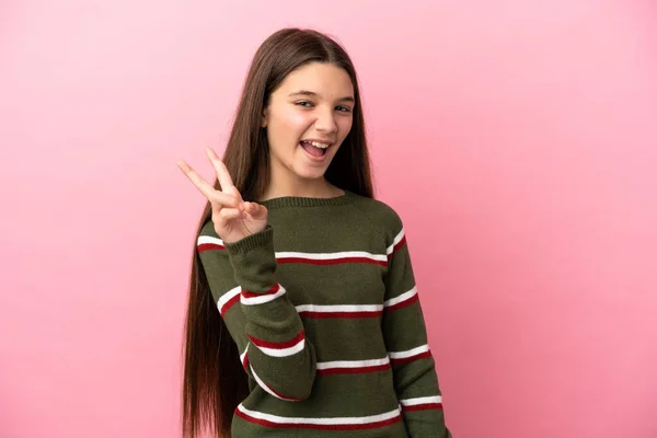 Kleines Mädchen Auf Isoliertem Rosa Hintergrund Lächelt Und Zeigt Siegeszeichen — Stockfoto