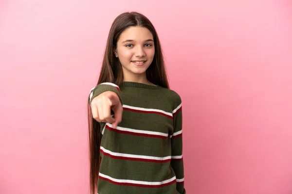 Niña Sobre Fondo Rosa Aislado Apuntando Frente Con Expresión Feliz —  Fotos de Stock