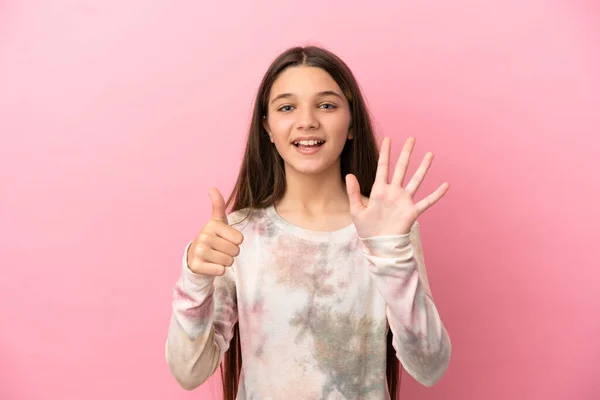 Menina Sobre Fundo Rosa Isolado Contando Seis Com Dedos — Fotografia de Stock