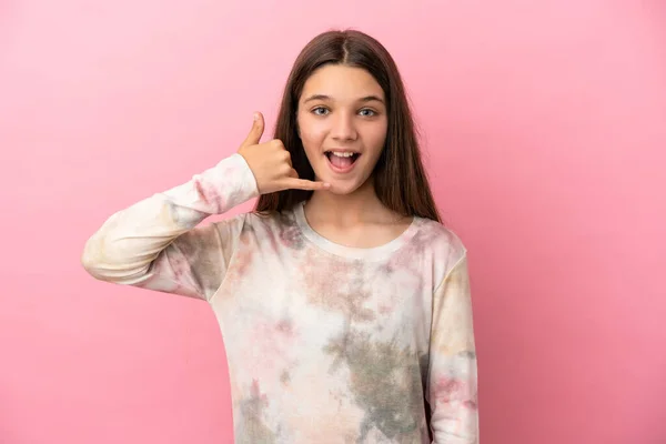 Klein Meisje Geïsoleerde Roze Achtergrond Maakt Telefoon Gebaar Bel Terug — Stockfoto