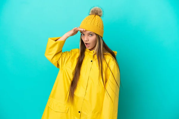 Niña Usando Abrigo Impermeable Sobre Fondo Azul Aislado Haciendo Gesto —  Fotos de Stock