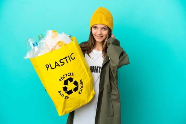 Klein Meisje Met Een Zak Vol Plastic Flessen Recyclen Geïsoleerde — Stockfoto