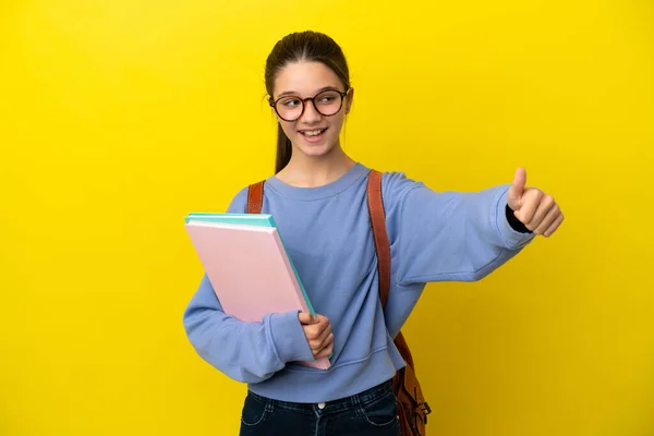 Μαθήτρια Γυναίκα Πάνω Από Απομονωμένο Κίτρινο Φόντο Δίνοντας Αντίχειρες Επάνω — Φωτογραφία Αρχείου