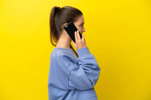 Ragazzina Sfondo Giallo Isolato Mantenendo Una Conversazione Con Telefono Cellulare — Foto Stock