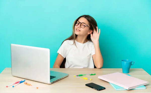 Menina Uma Mesa Com Laptop Sobre Fundo Azul Isolado Ouvir — Fotografia de Stock