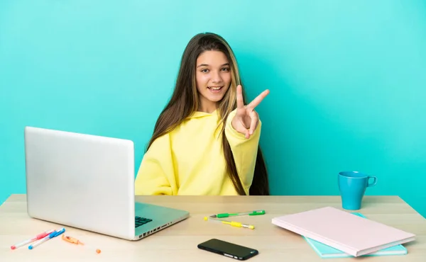 Menina Uma Mesa Com Laptop Sobre Fundo Azul Isolado Sorrindo — Fotografia de Stock