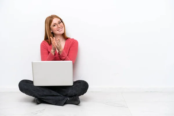 Молодая Рыжая Женщина Ноутбуком Сидящая Полу Изолированы Белом Фоне Аплодируют — стоковое фото