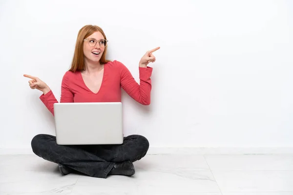Junge Rothaarige Frau Mit Einem Laptop Sitzt Auf Dem Boden — Stockfoto