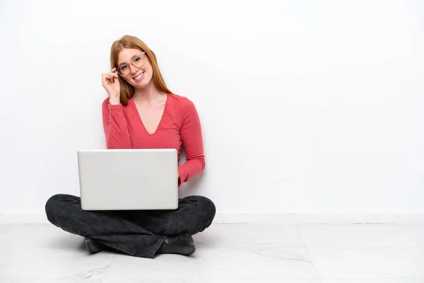 Junge Rothaarige Frau Mit Laptop Sitzt Auf Dem Boden Isoliert — Stockfoto
