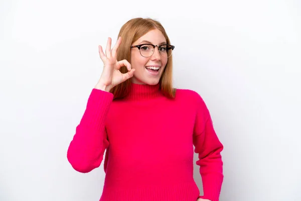 Jeune Rousse Femme Isolée Sur Fond Blanc Montrant Signe Avec — Photo