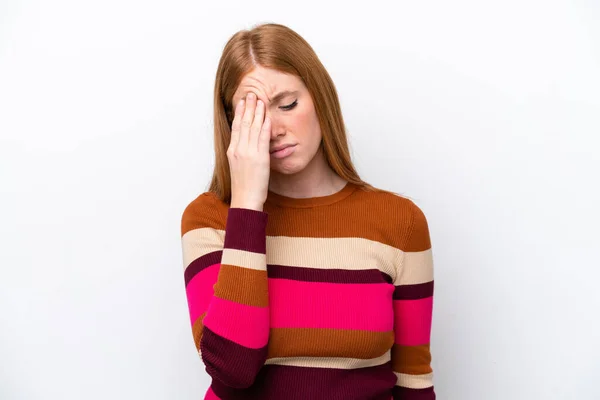 Ung Rödhårig Kvinna Isolerad Vit Bakgrund Med Huvudvärk — Stockfoto