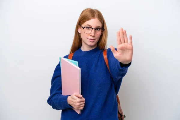 Νεαρή Κοκκινομάλλα Φοιτήτρια Γυναίκα Απομονωμένη Λευκό Φόντο Κάνοντας Χειρονομία Stop — Φωτογραφία Αρχείου