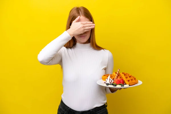 Young Redhead Woman Holding Waffles Isolated Yellow Background Covering Eyes — Stock Photo, Image