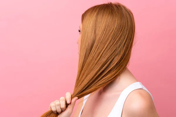 Young Redhead Woman Isolated Pink Background Touching Her Hair Close — Stock Photo, Image