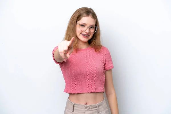 Teenager Rusky Dívka Izolované Bílém Pozadí Ukazuje Dopředu Šťastným Výrazem — Stock fotografie