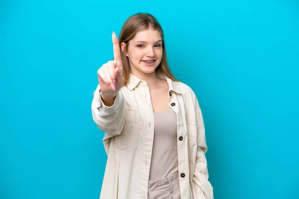 Genç Rus Kız Mavi Arka Planda Izole Edilmiş Parmağını Kaldırıyor — Stok fotoğraf