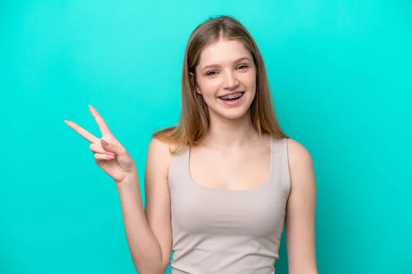 Adolescente Russo Menina Isolada Fundo Azul Sorrindo Mostrando Sinal Vitória — Fotografia de Stock