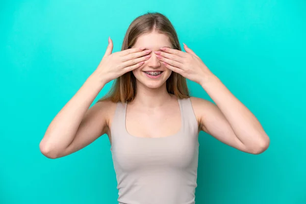 Genç Rus Kız Mavi Arka Planda Izole Edilmiş Gözleri Elleriyle — Stok fotoğraf