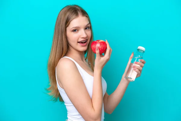 Teenager Russische Mädchen Isoliert Auf Blauem Hintergrund Mit Einem Apfel — Stockfoto