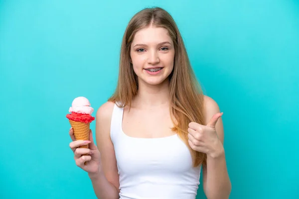 Adolescente Chica Rusa Con Helado Corneta Aislado Sobre Fondo Azul —  Fotos de Stock