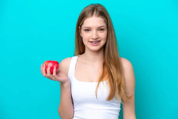 Tiener Russisch Meisje Geïsoleerd Blauwe Achtergrond Met Een Appel — Stockfoto