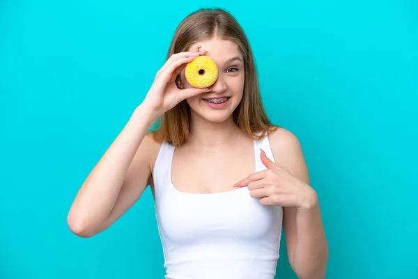 Adolescente Rusa Chica Aislada Sobre Fondo Azul Sosteniendo Donut Feliz —  Fotos de Stock